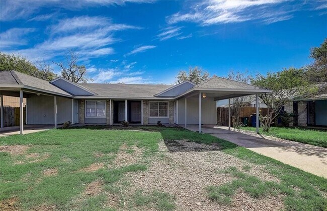 Building Photo - 5301 Woodland Oaks Ct