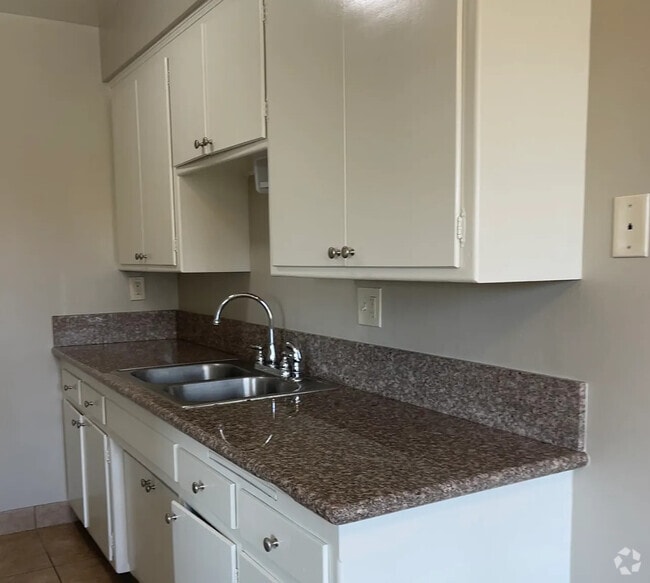 Building Photo - Green Oaks Apartments, LLC.