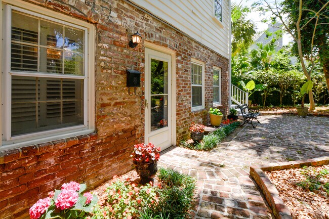 Building Photo - Beautiful South of Broad Carriage House