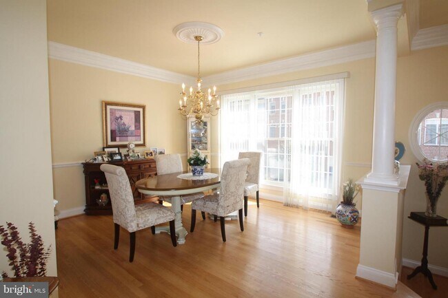 Foto del edificio - 1155 Regal Oak Dr