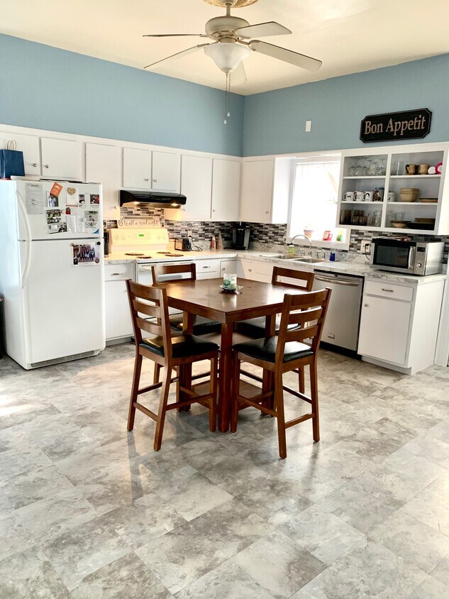 Primary Photo - 115 W Park Ave