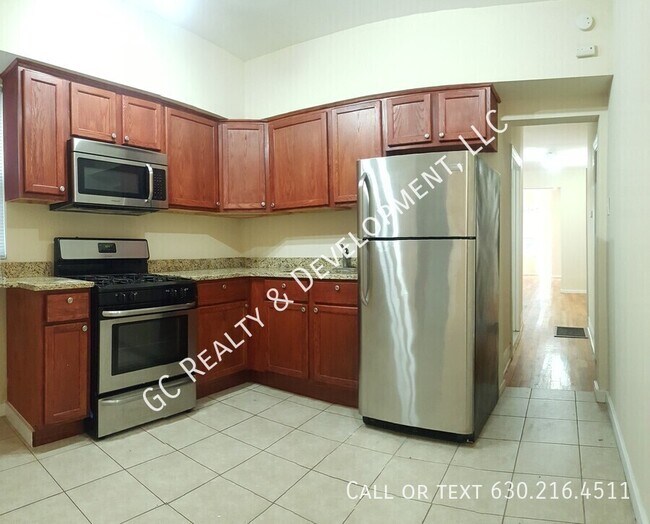 Foto del edificio - ***2 BDRM/ SS APPL INCL / ONE SHARED GARAG...