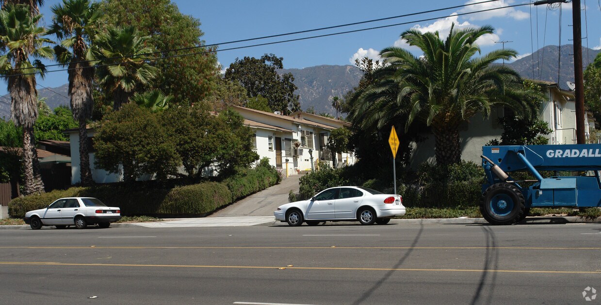 Foto del edificio - 2509-2513 Montrose Ave