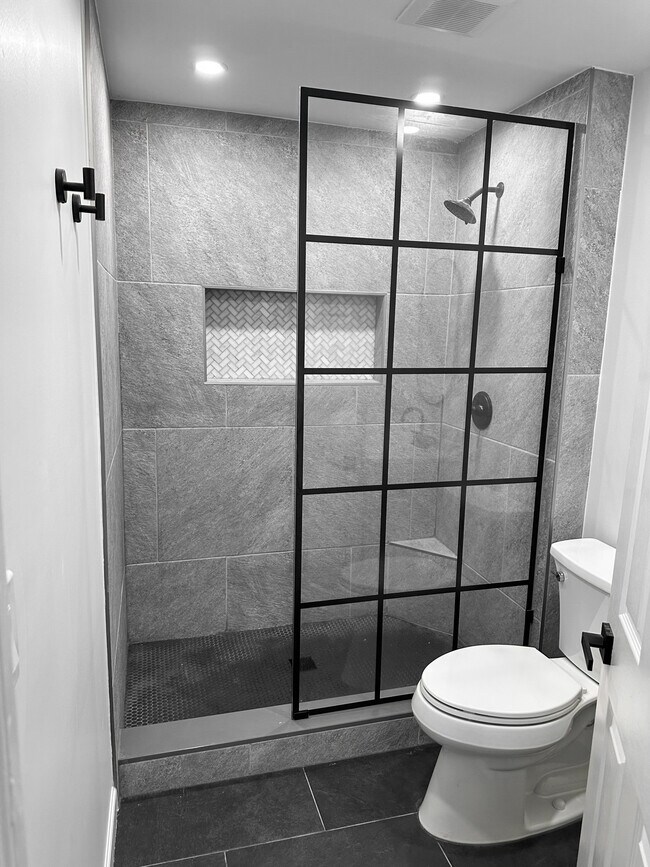 Bathroom - 629 Magnolia Ave