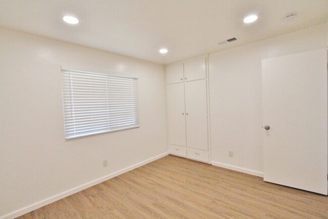 Foto del edificio - $3,990 - GORGEOUS FOUR BEDROOM HOME IN NOR...