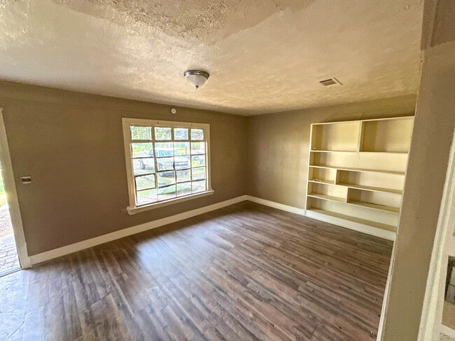 Building Photo - 757 Woodbury Rd