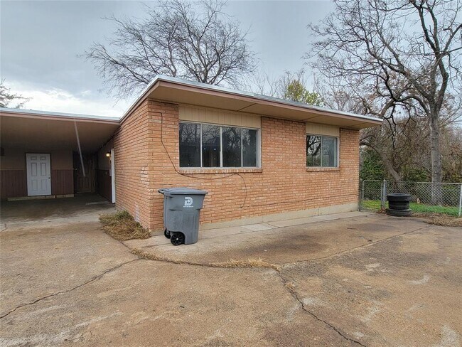 Building Photo - 710 N Boulevard Terrace