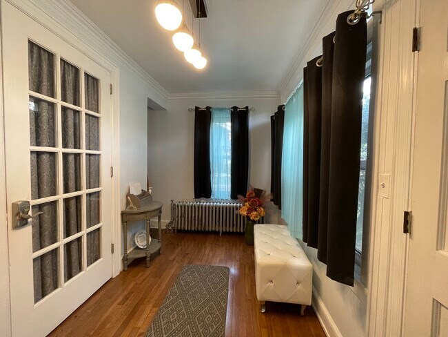 Large shared Foyer - 23 Lee Ave