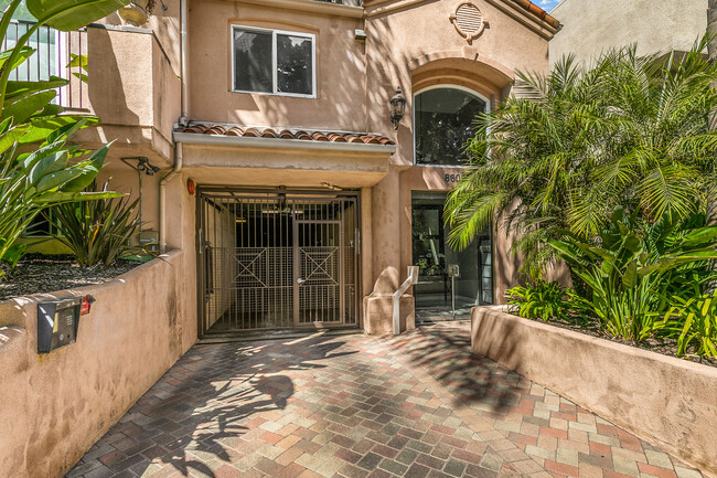Building Photo - 8609 W West Knoll Dr