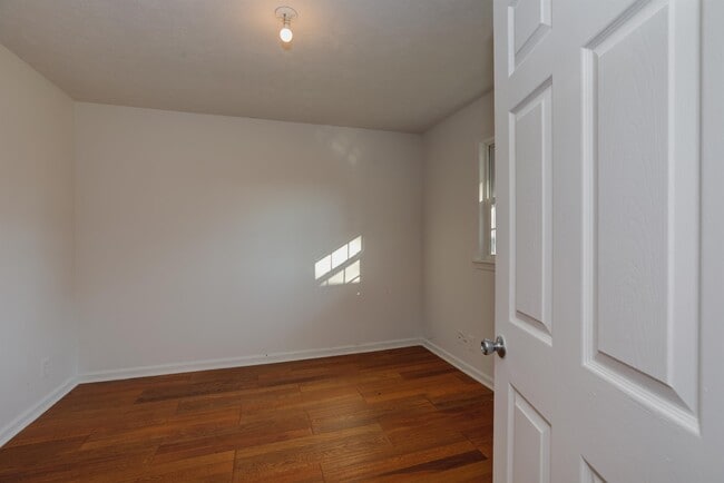 Building Photo - 2275 Briarwood Dr SW