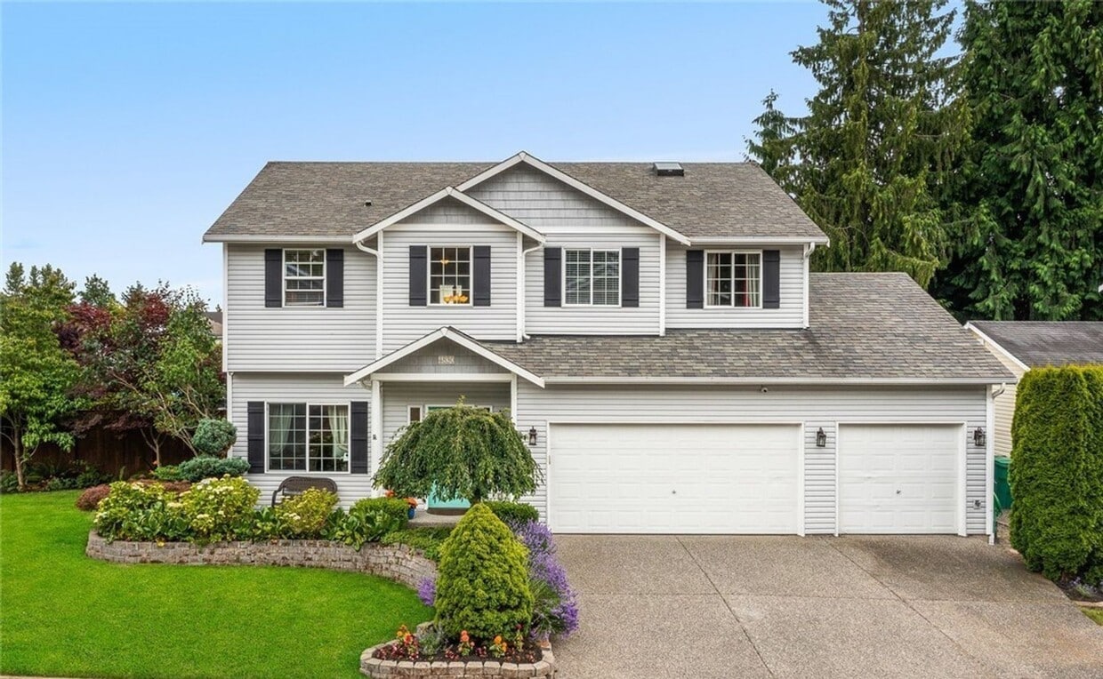 Foto principal - A Gorgeous Home with 4 Bed and 2.5 Bath