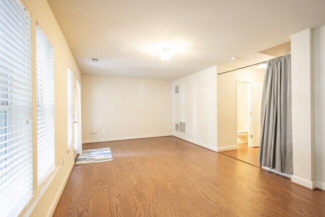 Building Photo - Lovely 3 BR/2 Full BA & 2 Half BA EOG Town...