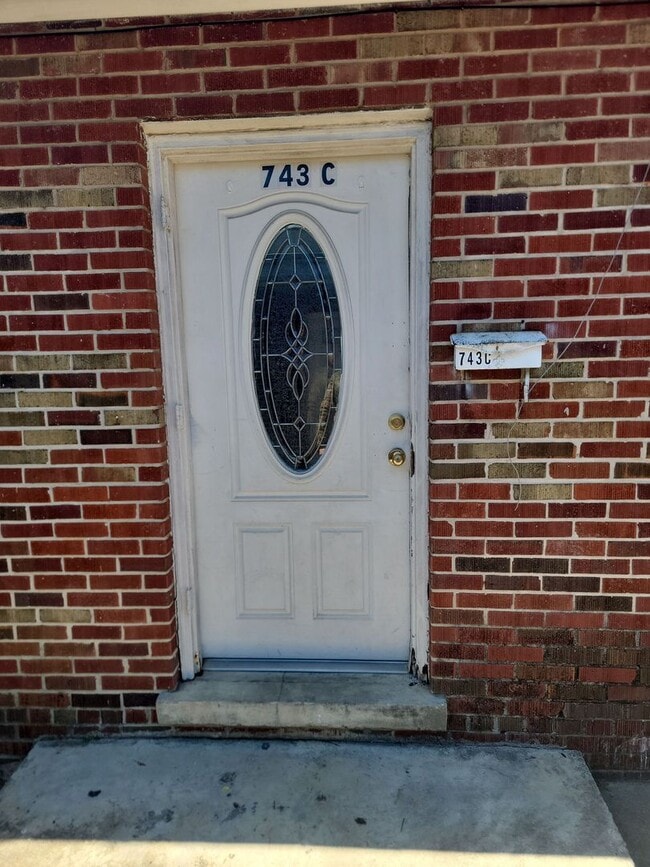 Building Photo - 2 bedroom 1 bath brick apt