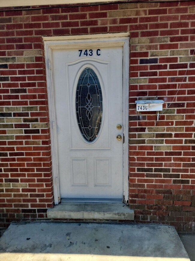 Foto del edificio - 2 bedroom 1 bath brick apt