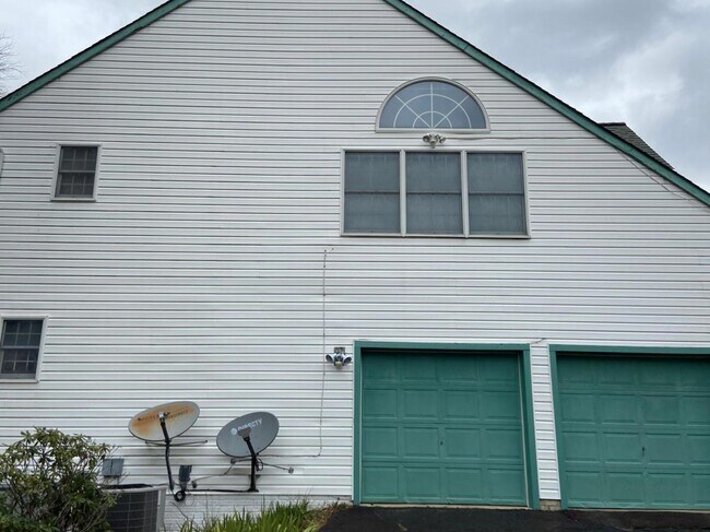 Building Photo - 10121 Bracken Dr
