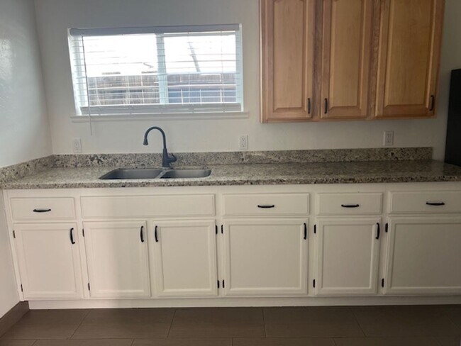 Foto del edificio - COMING SOON: CHARMING COTTAGE with Off Street Parking & Private Laundry