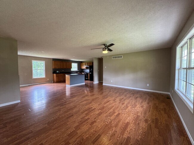 Foto del edificio - Beautiful 3 Bedroom, 2 Bathroom Home On Mi...