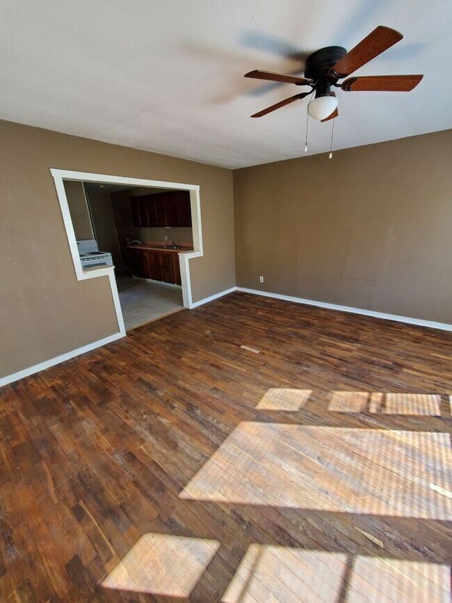 Building Photo - Available now *****Water & Trash Included!!
