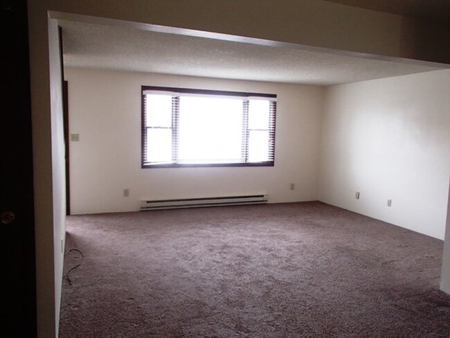 Building Photo - Two Bedroom, One and Half Bathroom Townhom...