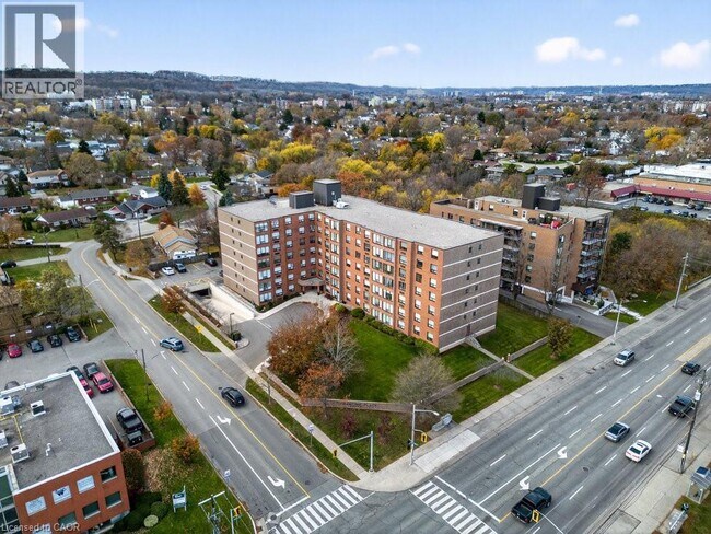 Photo du bâtiment - 99 Donn Ave