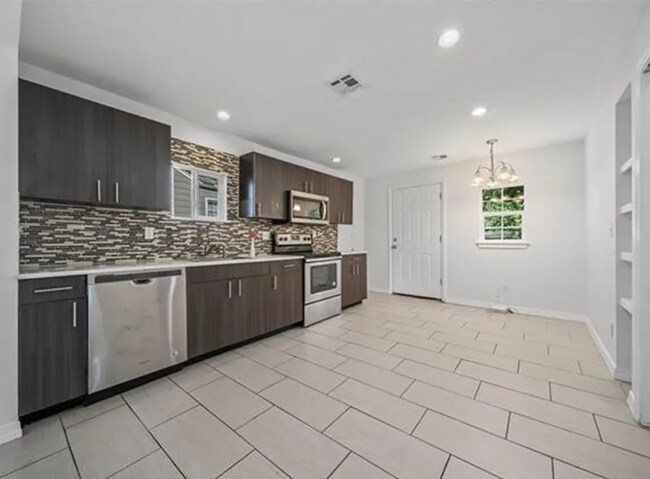 Building Photo - 2 Bed | 1 Bath in Midtown Tulsa!