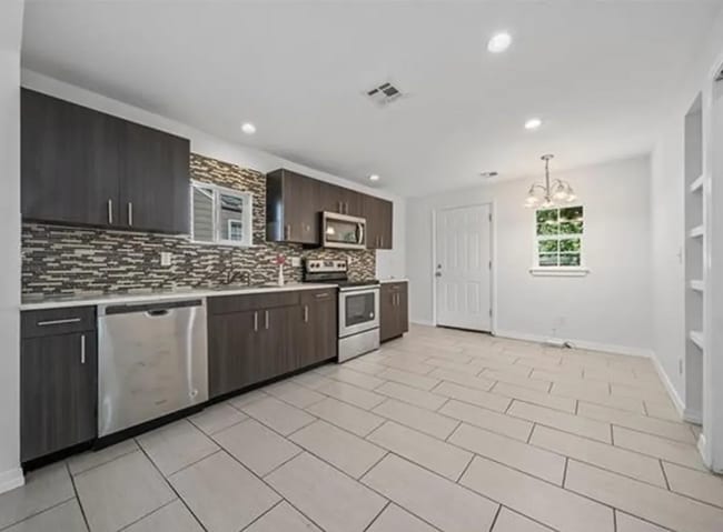 Foto del edificio - 3411 E 5th Pl