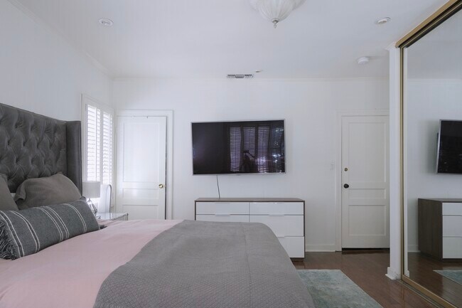 Foto del edificio - 127 N Martel Ave