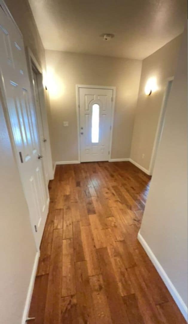 Building Photo - 3 bed 2 bath with Garage, Yard & Laundry