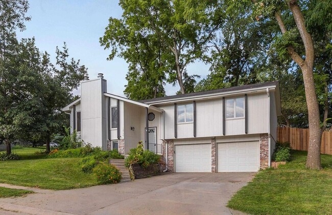 Cozy elegance meets modern convenience in ... - Cozy elegance meets modern convenience in ... House
