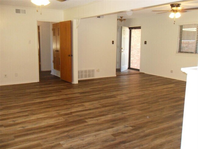 Building Photo - 1024 Eunice St