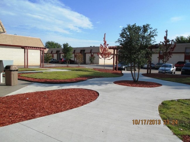 Building Photo - 1250 S Memorial Dr#A4 - 104