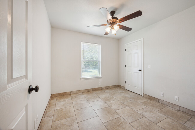 front bedroom - 2501 Oak Ln