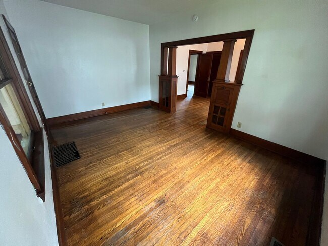Building Photo - 2 Bedroom 1 Bath on Campus- 3 people can o...
