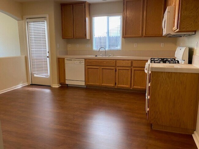 Foto del edificio - Gated Roseville Community with new laminat...
