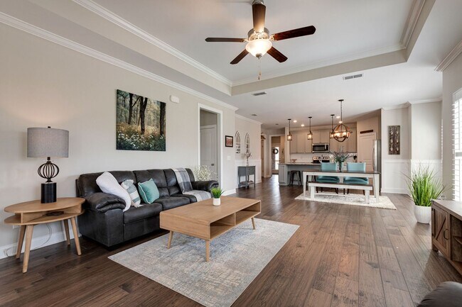 Foto del edificio - Beautiful open floor plan home with plenty...