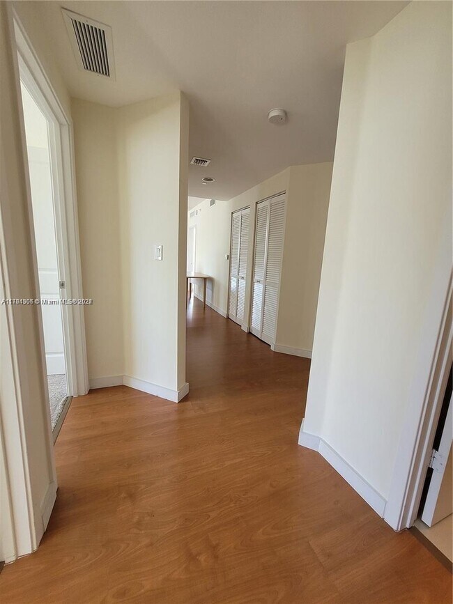 Foto del edificio - 601 NE 23rd St