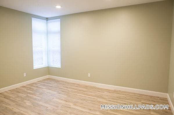 Building Photo - 10 Roxbury St