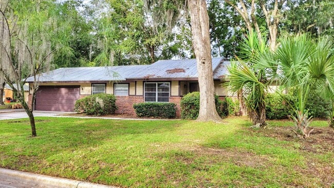 Building Photo - Newly Remodeled Interior 3 Bedroom 2 Bath ...