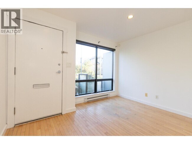 Photo du bâtiment - 682 W 16th Ave