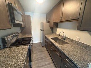 Building Photo - 901 Carro Dr