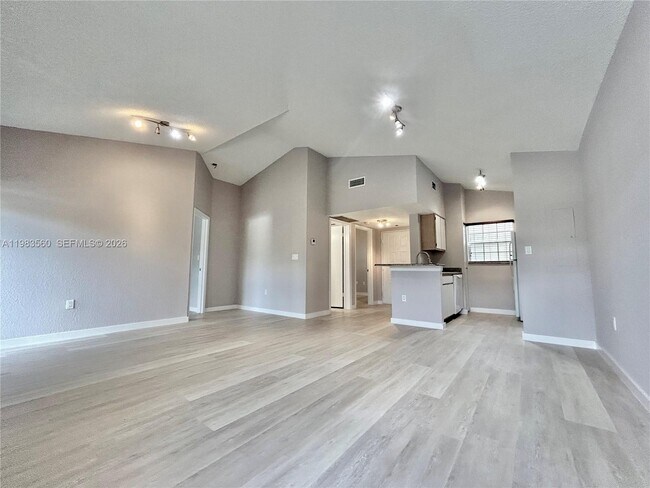 Foto del edificio - 2811 N Oakland Forest Dr