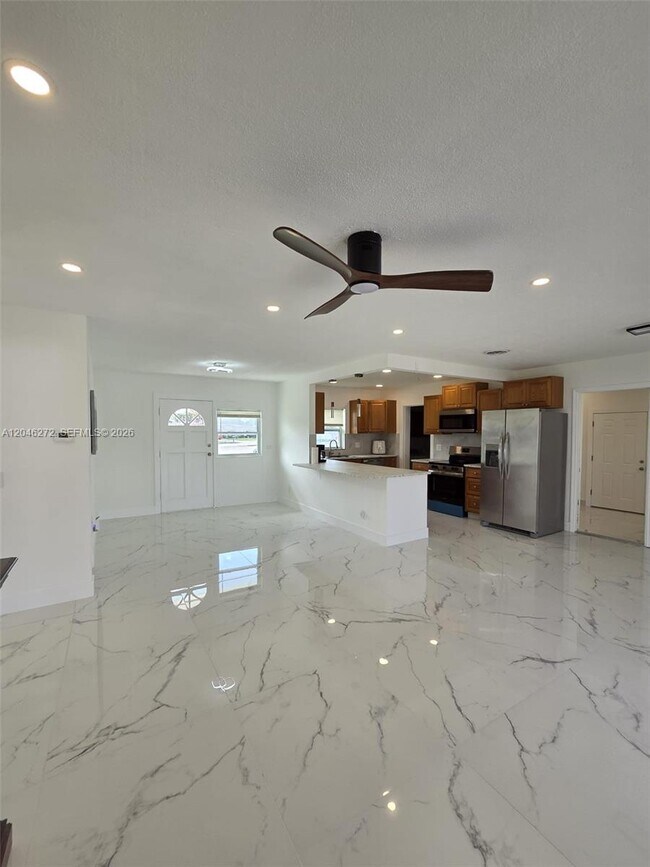 Building Photo - 305 SE Airoso Blvd