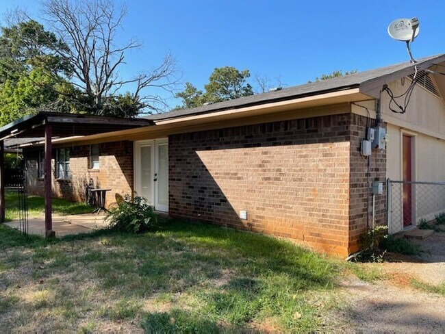 Foto del edificio - 10556 Rolling Pines Dr