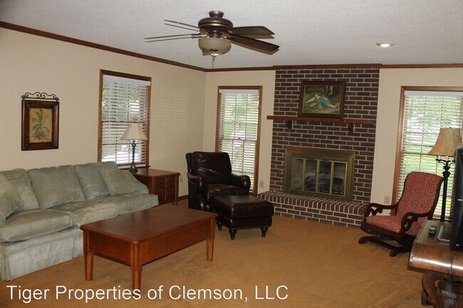 Building Photo - 3 br, 2.5 bath House - 532 Squire Circle