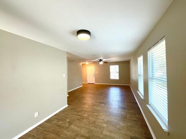 Foto del edificio - **APPLICATION RECEIVED** MUST SEE! GORGEOUS 3 Bedroom Home W/ Community Pool