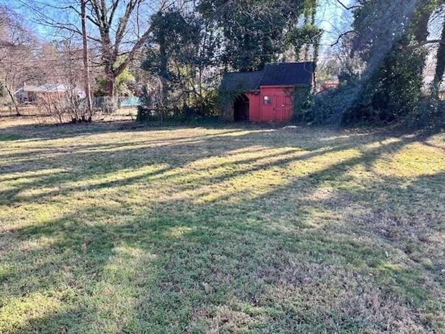 Building Photo - Won't LAST 2 Bedroom 1 bath Home with BONU...