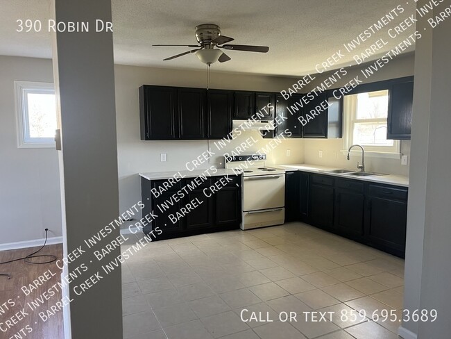 Building Photo - 2-Bedroom 1-Bath Brick Duplex with Spaciou...