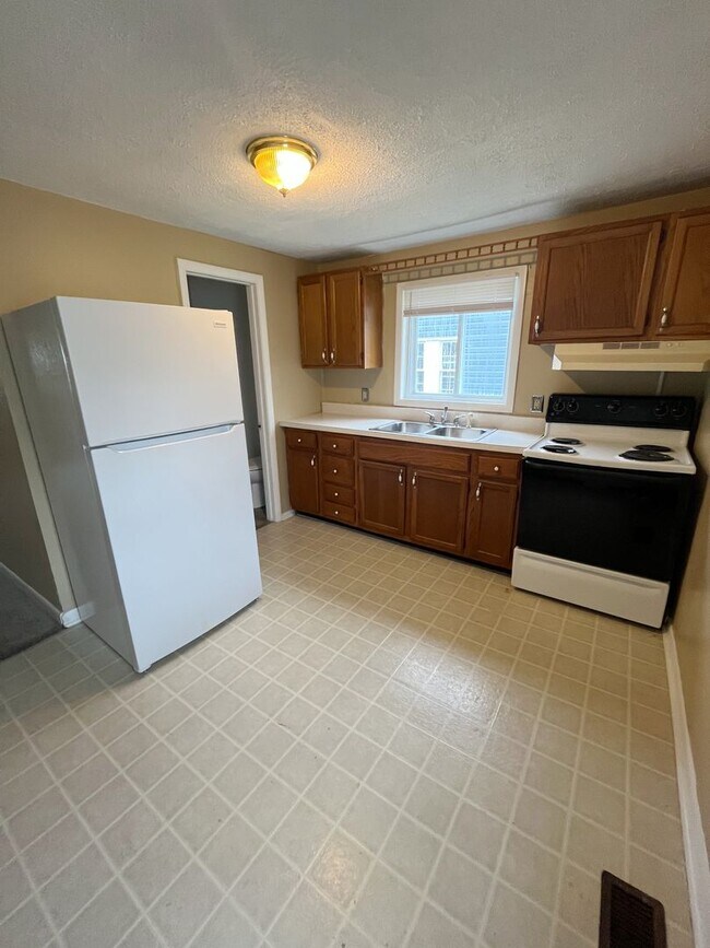 Building Photo - 2 Bedroom, 1 Bathroom House!