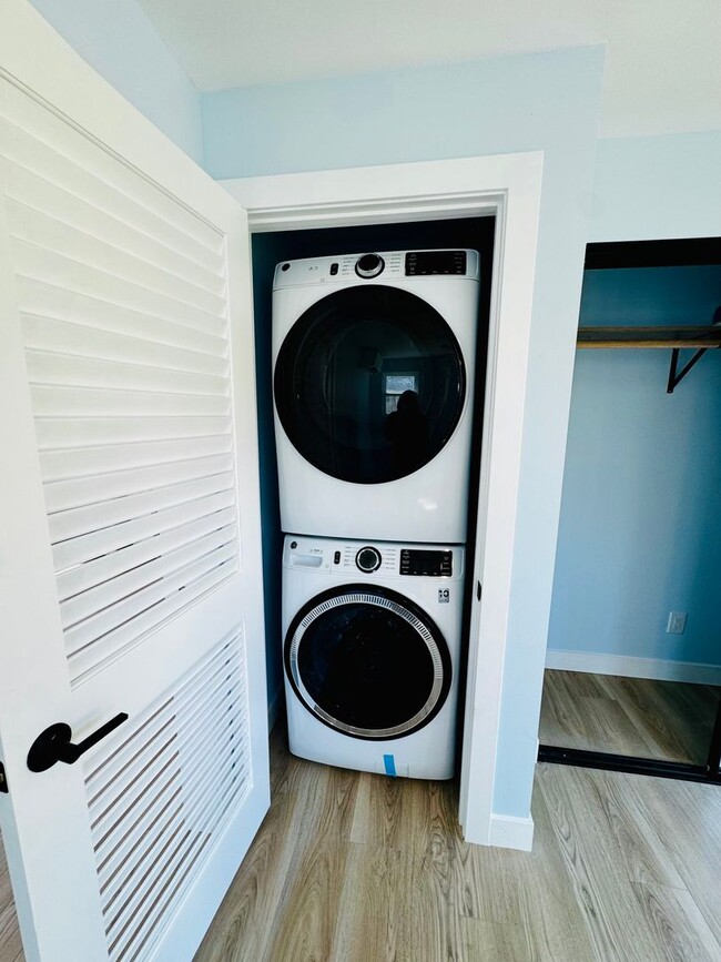Building Photo - Gorgeous 1 Bedroom ADU with Laundry and pr...