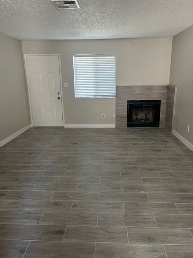 Building Photo - 817 Quail Ln